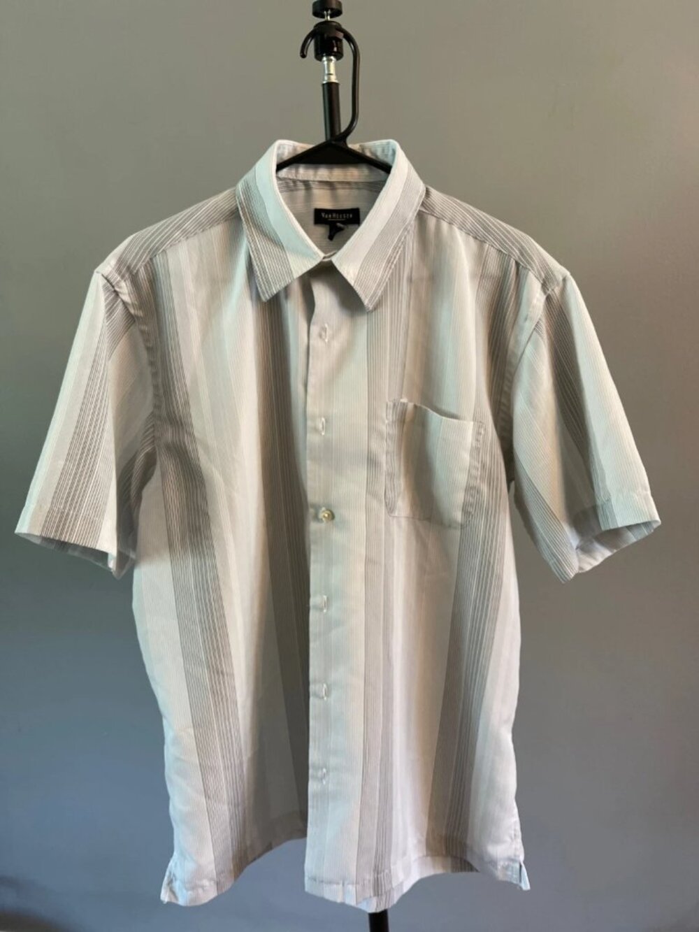 Men’s Van Heusen - shirt sleeve shirt - Medium